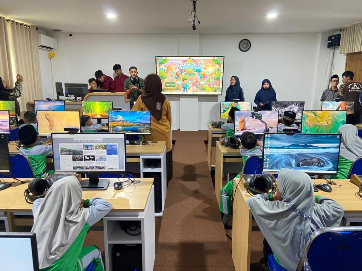Galeri Kunjungan Siswa TK Sinar Fajar di Laboratorium Bahasa SMP Plus Cordova