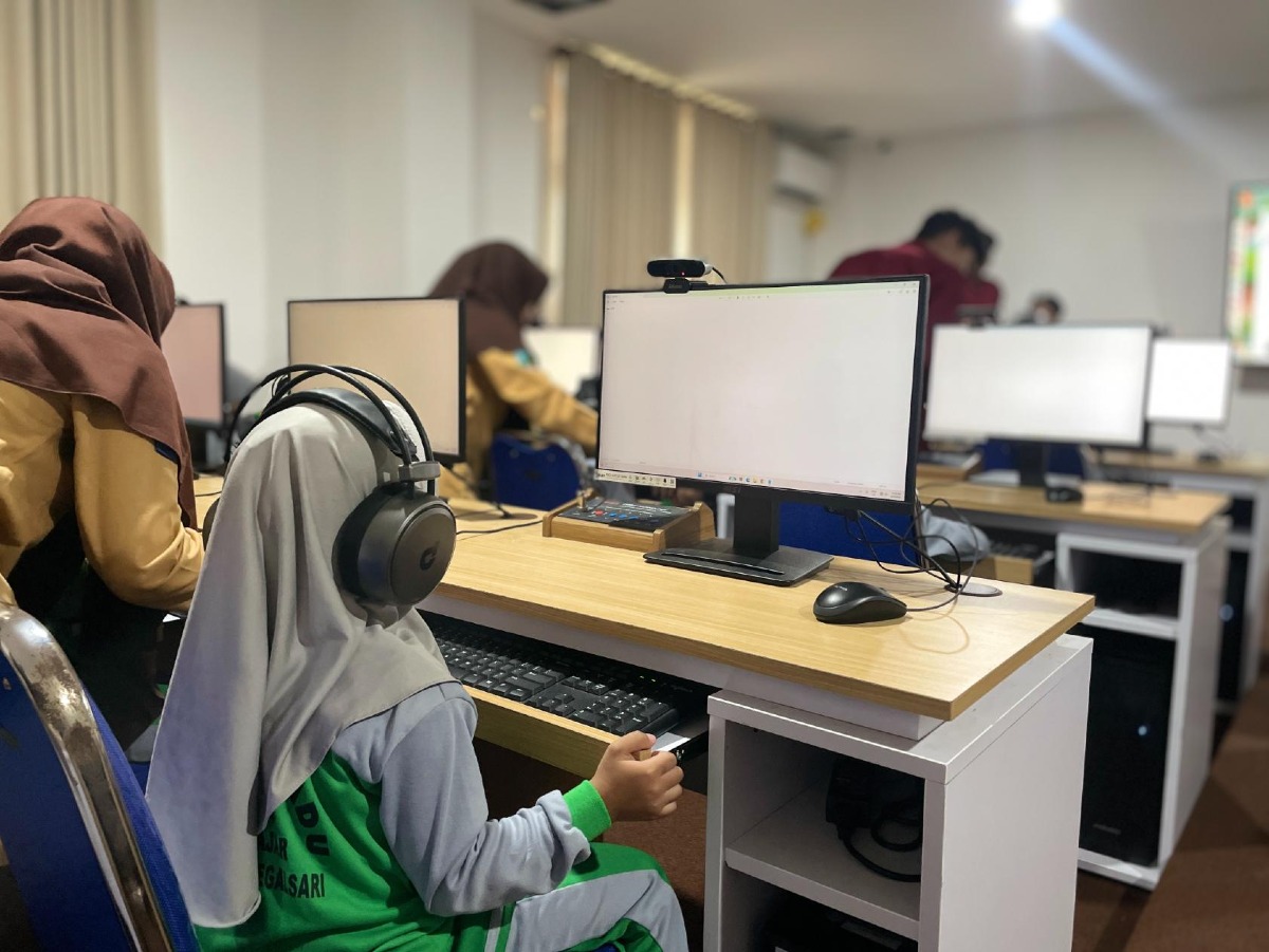 Galeri Kunjungan Siswa TK Sinar Fajar di Laboratorium Bahasa SMP Plus Cordova