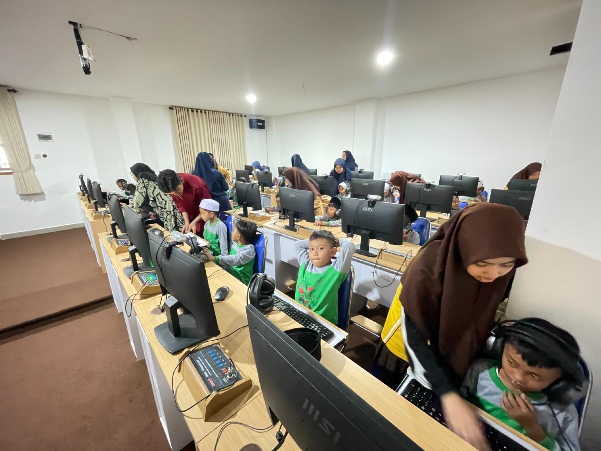 Galeri Kunjungan Siswa TK Sinar Fajar di Laboratorium Bahasa SMP Plus Cordova